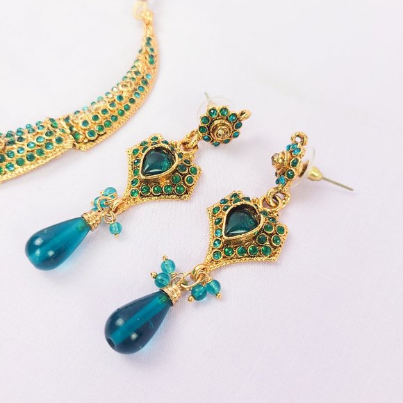 Ornate costume jewelry necklace earring set with emerald crystals and beads - Picture 5 of 7